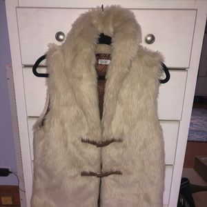 Tobi faux fur vest